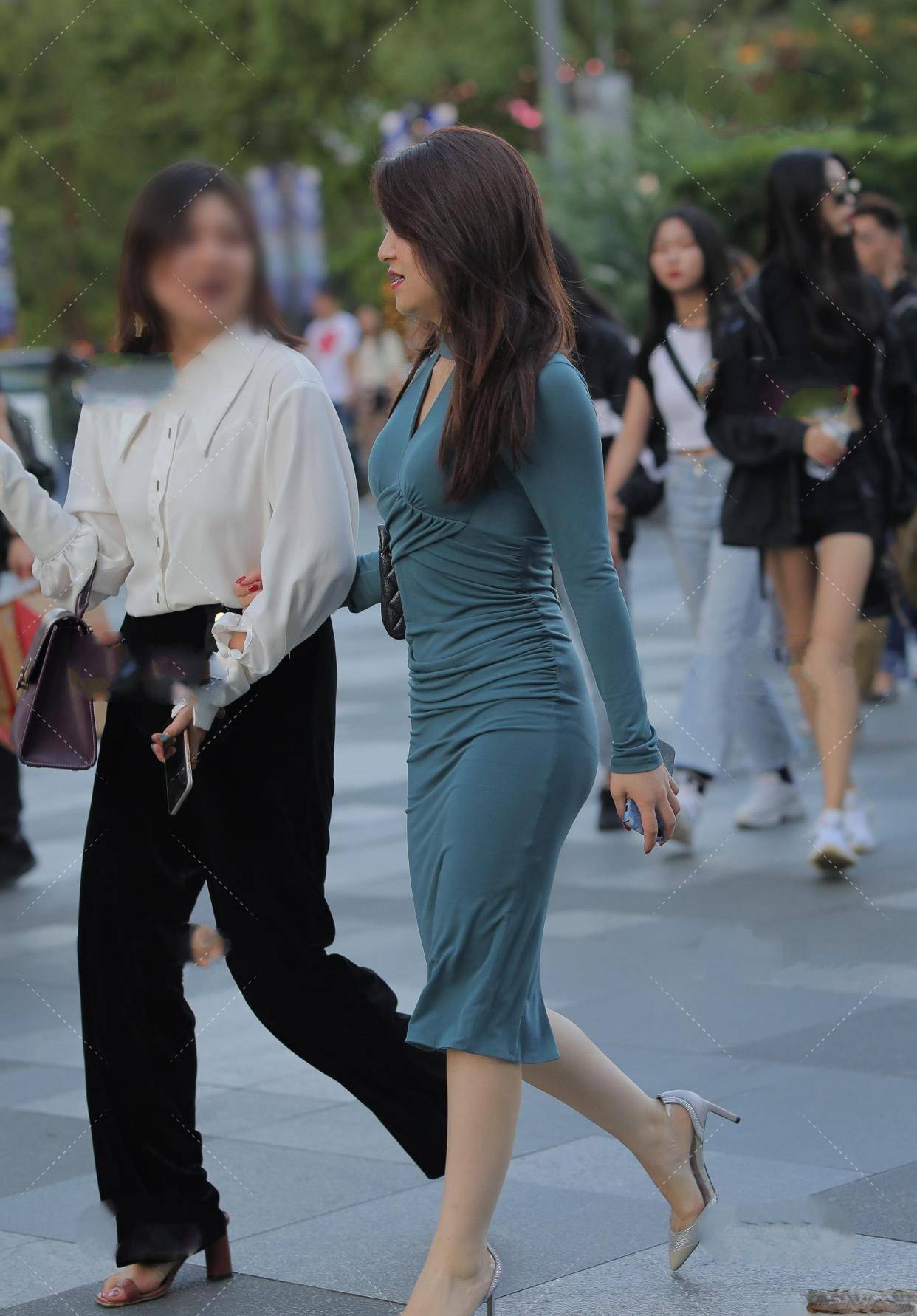 氛围|风华正茂的装扮很时髦，给人一种非常清新俗气的感觉，气质更足