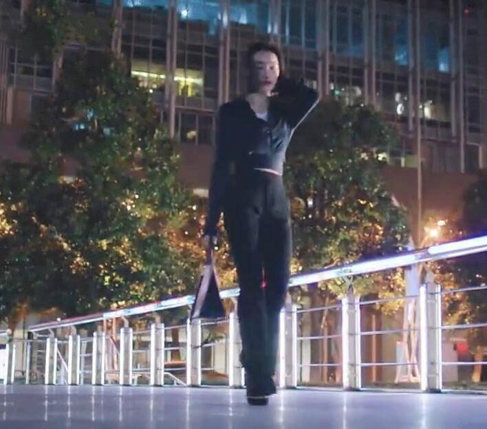 条纹|《下一站是幸福》宋茜带私服进组，“条纹裙”机场半露香肩，辣眼