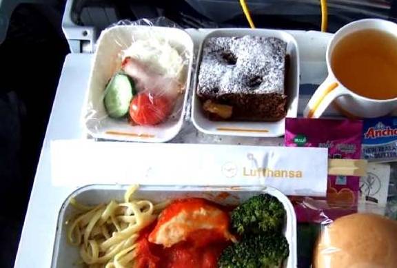 有种飞机餐叫做“每逢川航胖三斤”，从上飞机就被“投食”