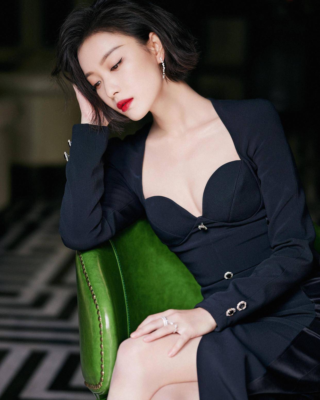 碰撞|倪妮今日份安逸风穿搭，橙黄色和黑色碰撞出经典色彩，静谧又舒适