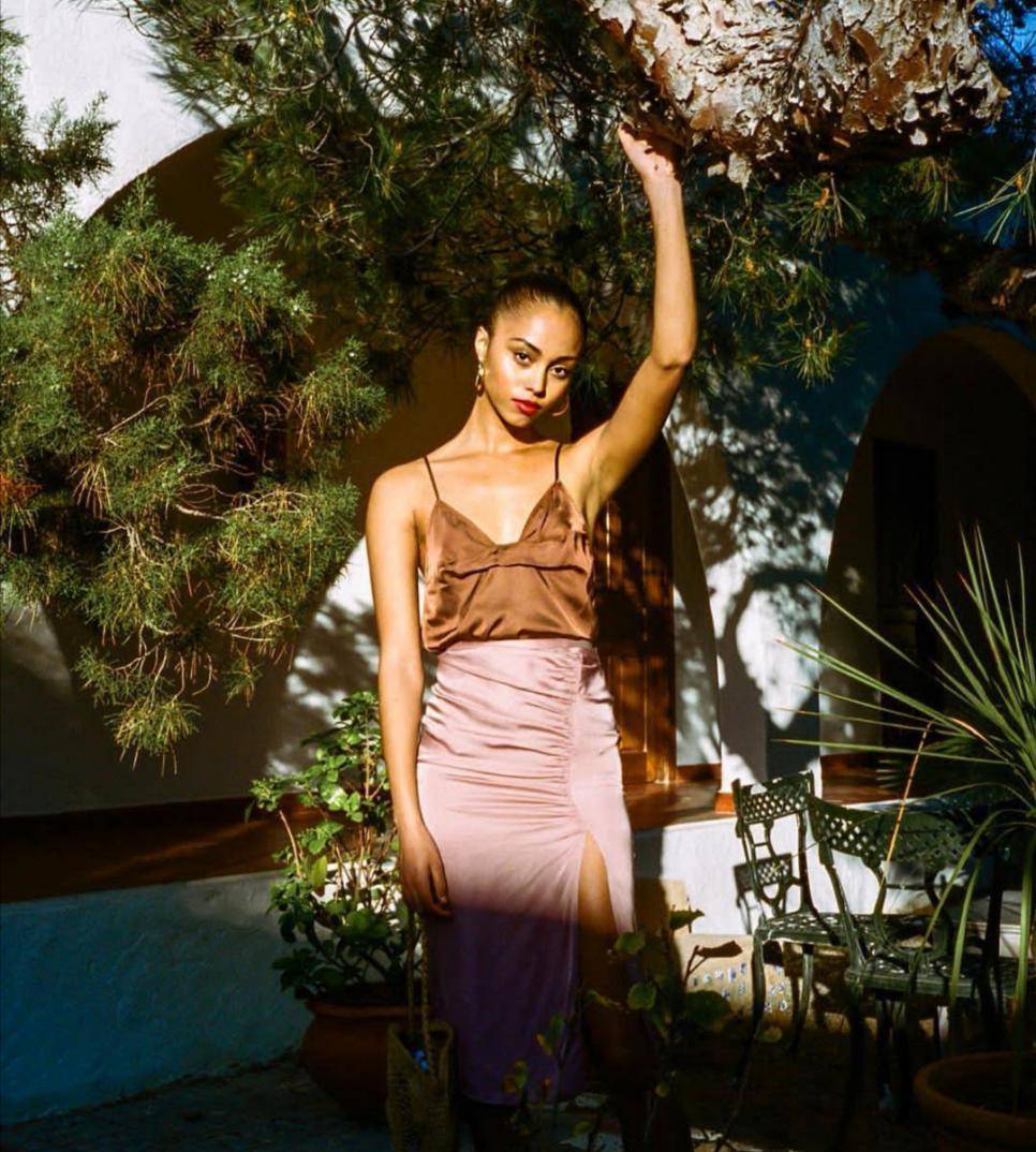 丝绸|这个夏季你缺一件“液体吊带”，配裙子很好看，适合不会搭配的你