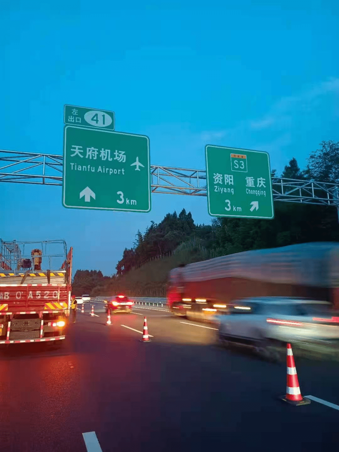 双机场沿线交通标志标牌"更新换代",不怕再走错啦!