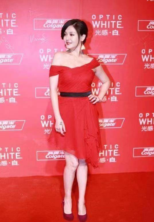 贵妇|大S胖出了“贵妇范”,一袭红裙走红毯真惊艳,皮肤白皙太加分
