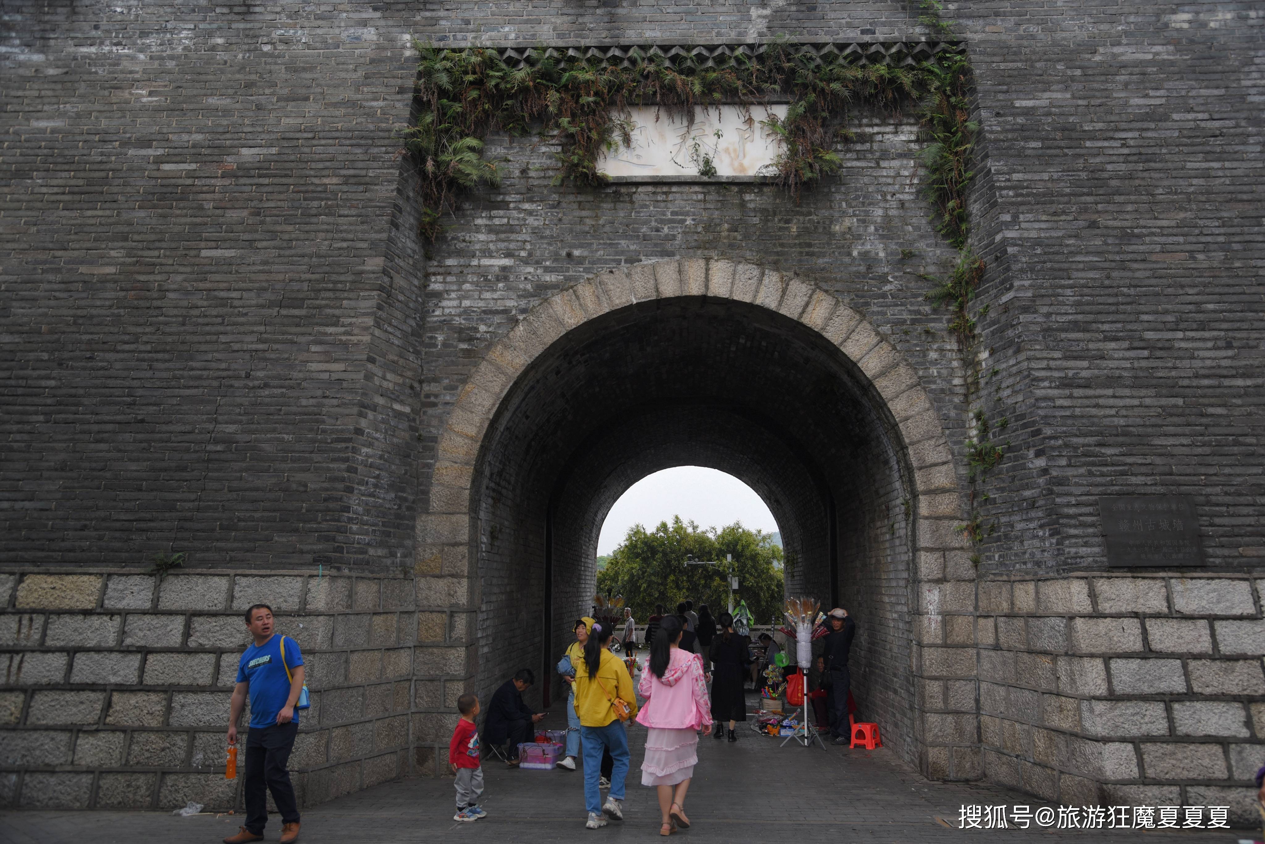 江西赣州的神奇浮桥，竟由100多艘小船组成，宋代至今已历时800年