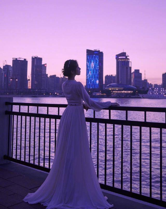 身材|这才是仙女吧!33岁刘诗诗一袭白色纱裙优雅梦幻,生图美到冒泡