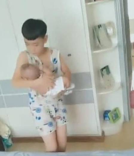 生下|只从有了二胎妹妹，哥哥的暑假只能这样过，网友看了都说心疼