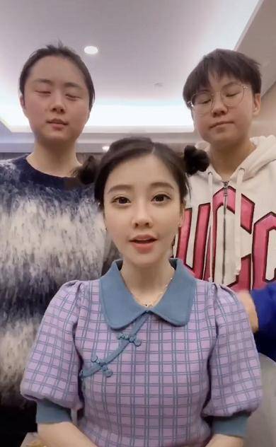 一身|冯提莫在家做科普，一身凉爽夏装好似娃娃，但与身边人像俩季节