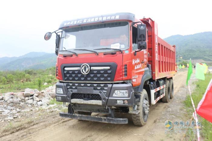 全新东风天龙kc自卸车作为一名有着6年驾驶经验的驾驶员,刘师傅直言