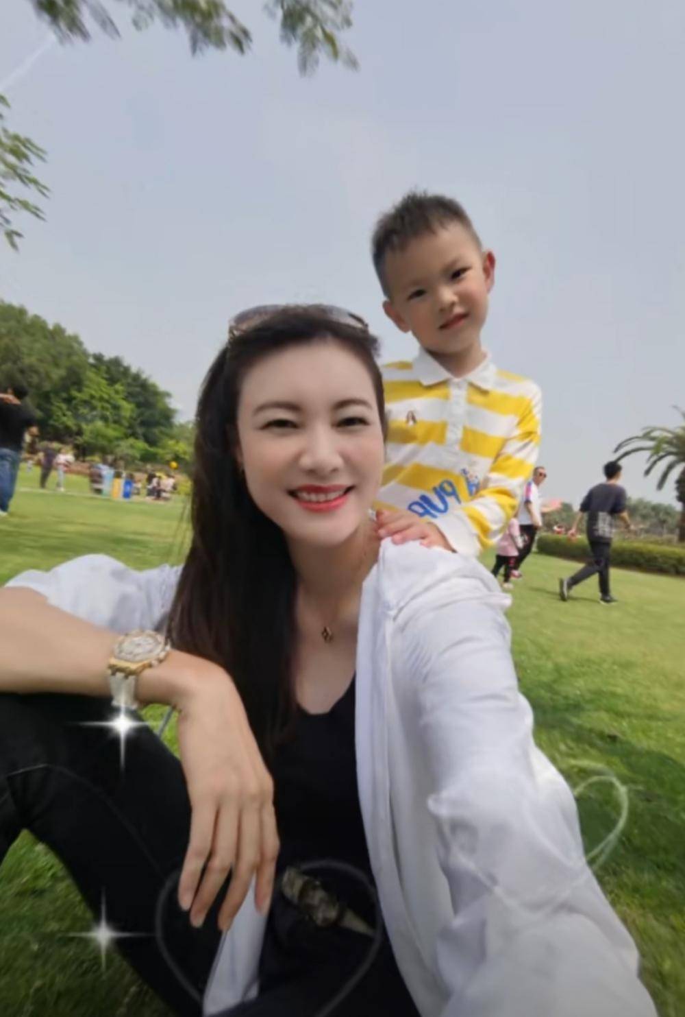 颜色|林丹老婆独自带娃！穿牛仔裤秀长腿，2万吊坠不及43万名表抢镜