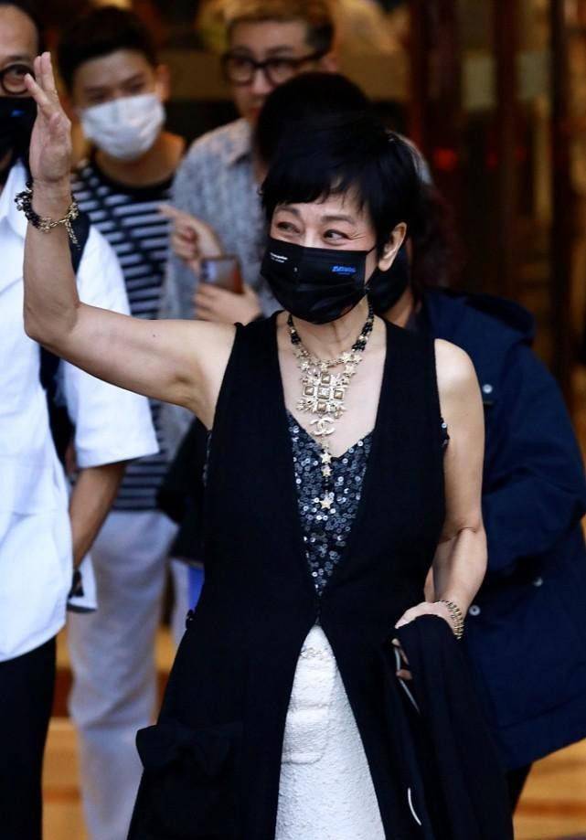 黑色|张艾嘉虽然不小了，可仍然不改霸气感，两件裙子套在一起还挺特别