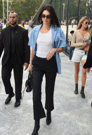 Jenner|最后一股清流也变卡戴珊风,肯豆穿着粉色睡裙参加派对,一言难尽