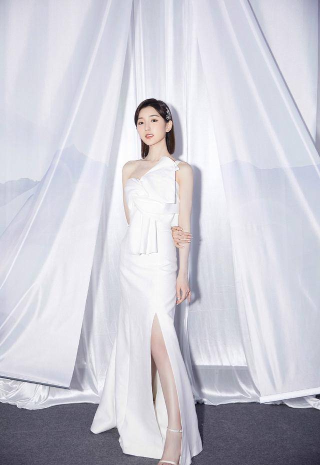仙女|三十而已：钟晓芹穿白裙去离婚美如初恋，是她作为女人最后的傲娇