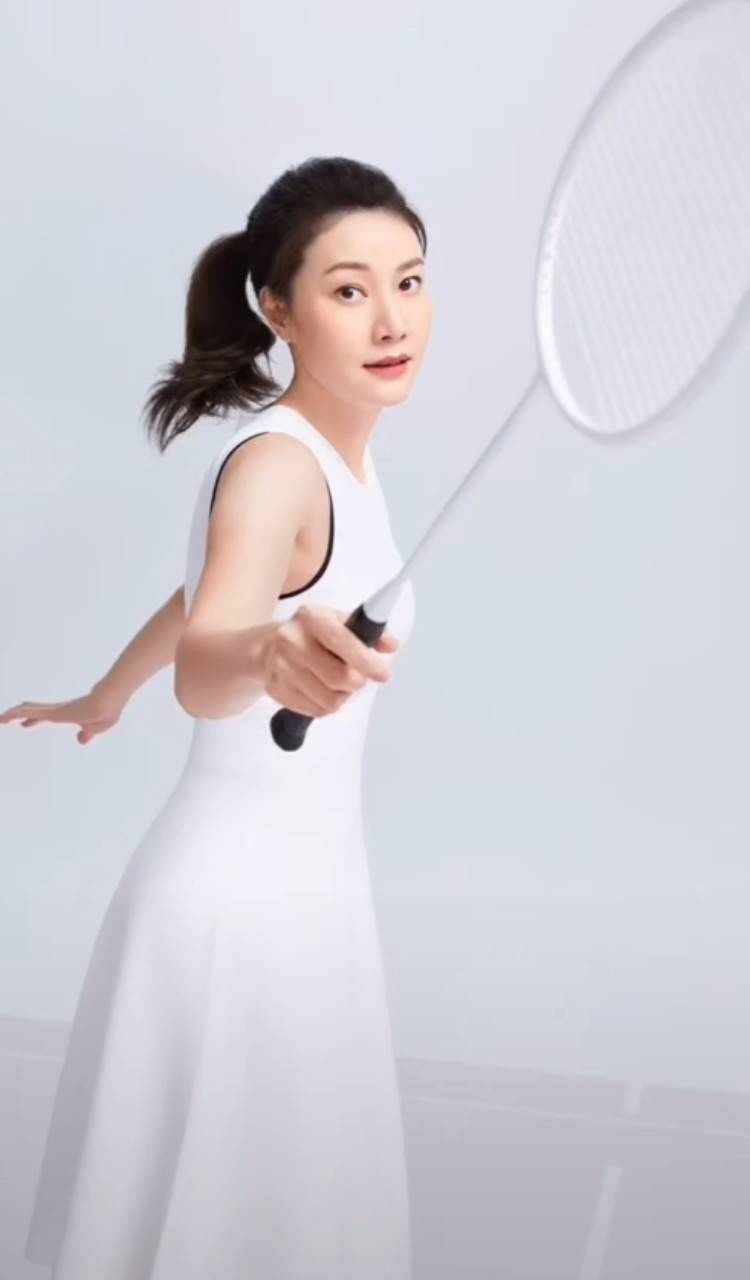 颜色|林丹老婆独自带娃！穿牛仔裤秀长腿，2万吊坠不及43万名表抢镜