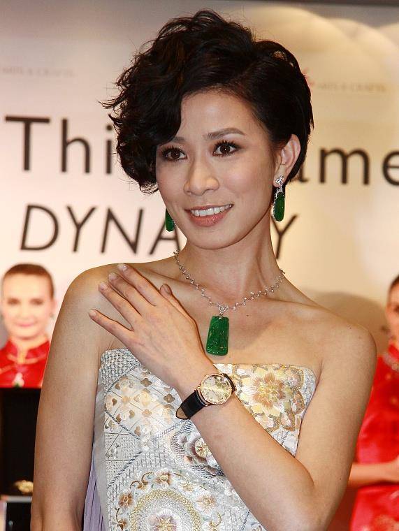 仙女|佘诗曼气质真好，裹身裙穿得贵气十足，气场好大气啊