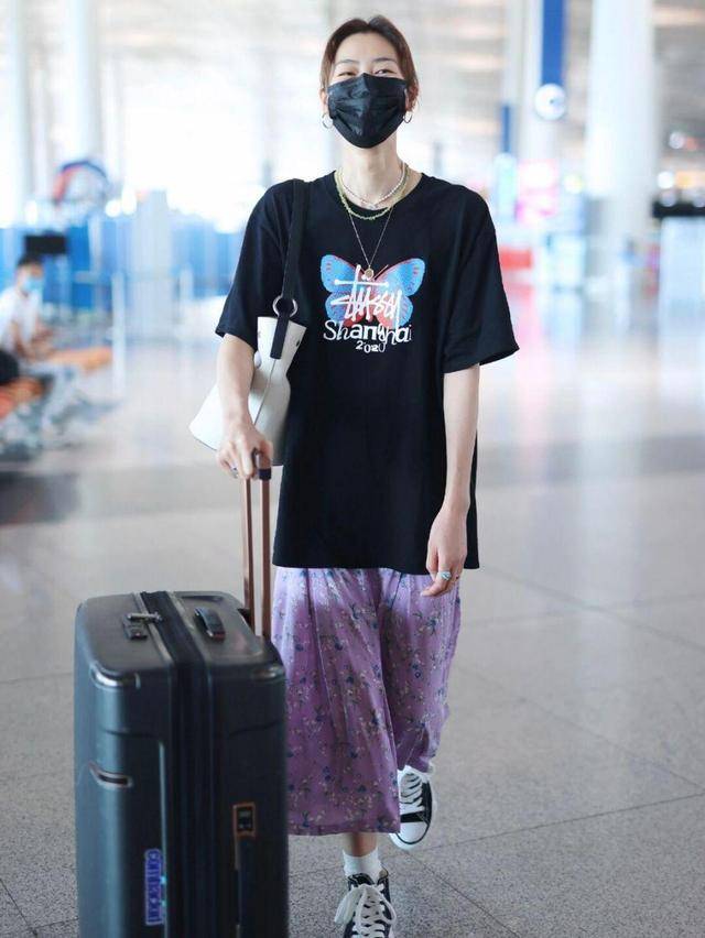 土潮|刘雯这时尚感没谁了，“睡裤外穿”不仅不俗，搭T恤还个性时尚
