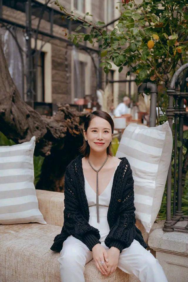 黑色|海清一身黑白配，经典时尚永不过时，上班族女人穿，谁穿谁好看