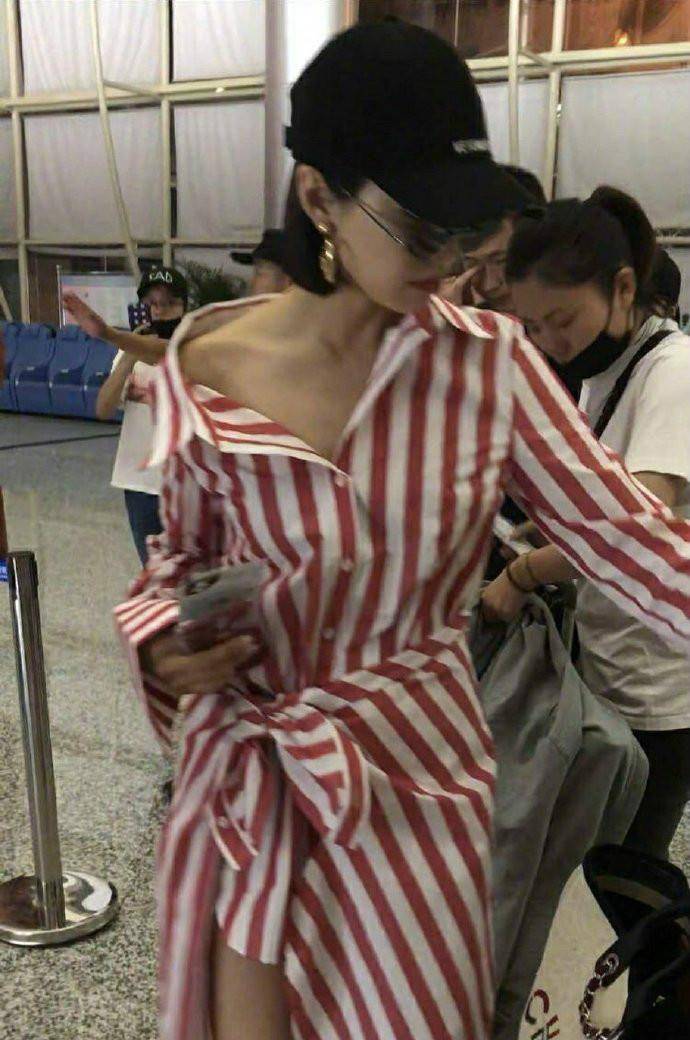 条纹|《下一站是幸福》宋茜带私服进组，“条纹裙”机场半露香肩，辣眼