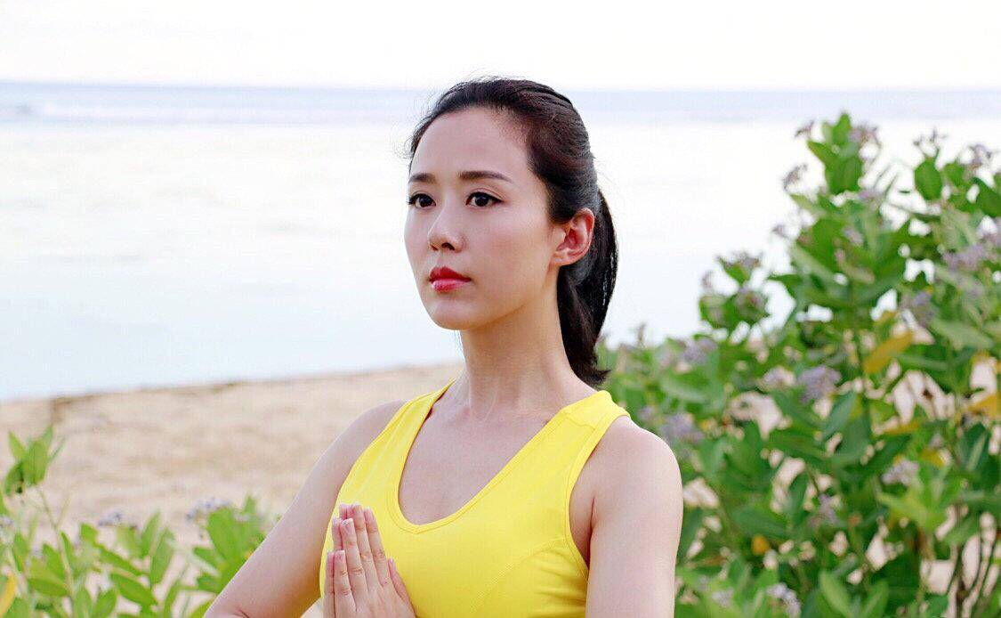 身材|颜丹晨气质真不错，坐在草里练瑜伽优雅高贵，黄配绿也没有土气感