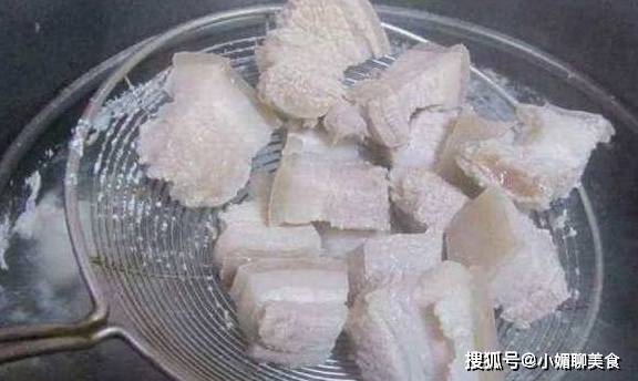 下锅|五花肉焯水时，万万不可直接下锅，记住这三点，肉质鲜嫩无腥味！