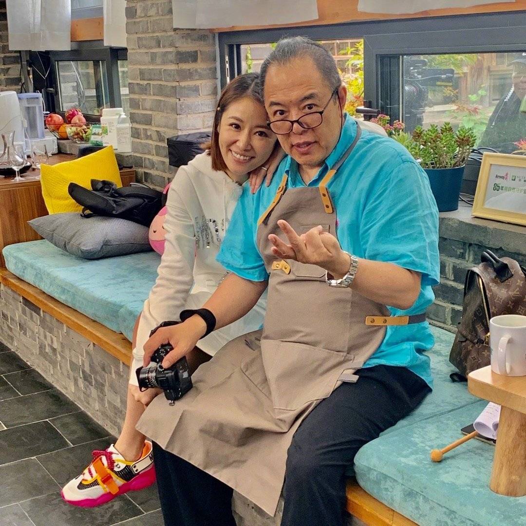 什么|林心如生娃后终于“放开”，穿露背裙曲线身材太优越，与平常不同