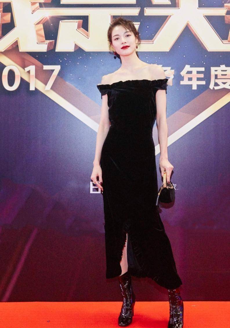 进行|钟楚曦凭骨相美成新一届毯星？穿一字肩裙直角肩太优越，美不胜收