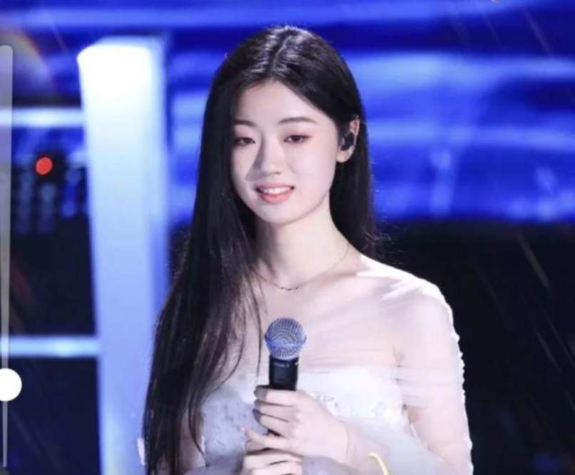 亮点|《好声音》首播夺冠：导师太多被质疑，粤语歌手伍珂玥成最大亮点？