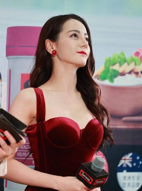 身材|迪丽热巴也太美了，穿丝绒红裙复古又高贵，举手投足满满女人味