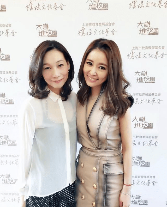 娃娃脸|林心如的“娃娃脸”真耐看，穿无袖连衣裙配长卷发，像90后姑娘