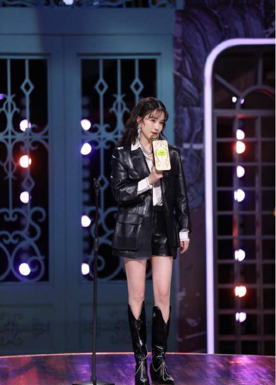 黑色|女明星齐聚节目真热闹,时尚造型琳琅满目,应采儿绿色西装很飒爽