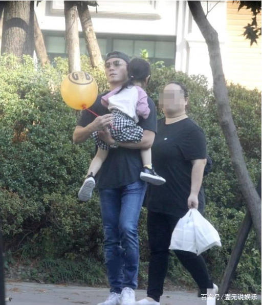 卫衣|霍建华溜娃！小海豚继承林心如好衣品，卫衣配阔腿裤变时尚小达人