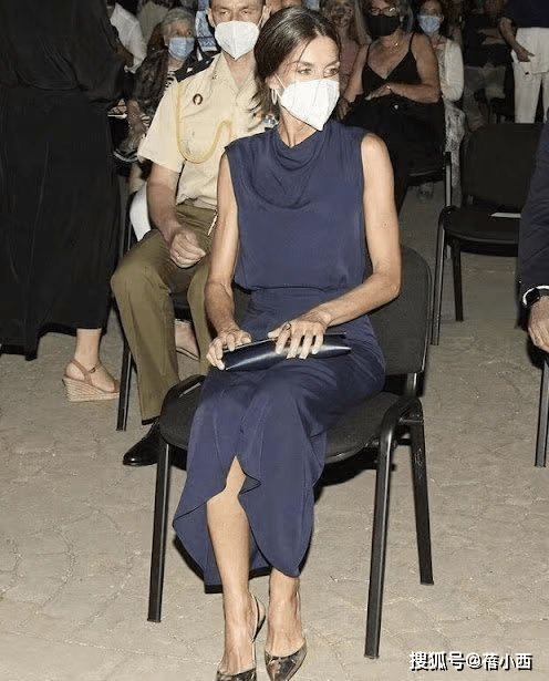 高跟鞋|被西班牙王后的肌肉线条惊艳到了，穿藏蓝色连衣裙配盘发，真优雅