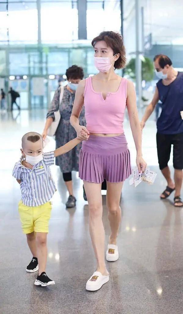 修而|金巧巧明明是阿姨年纪，却穿背心配超短裙走少女风，身材还真不错