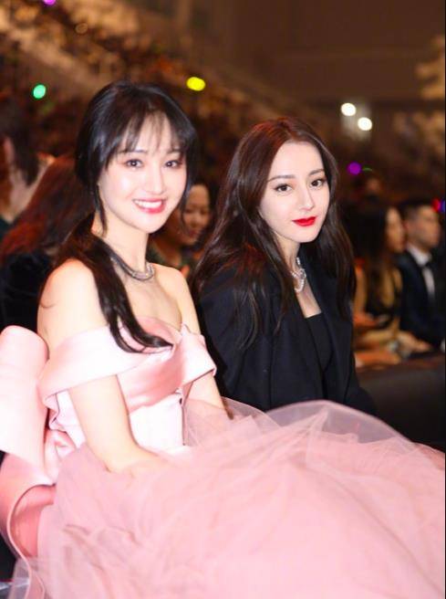 娃娃脸|微博之夜郑爽迪丽热巴同框比美,刘亦菲显脸大输给赵丽颖娃娃脸?