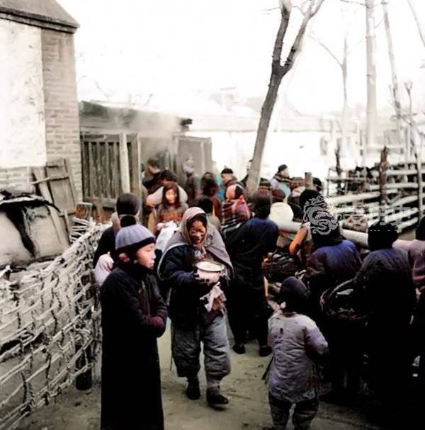 原创民国时北京施粥上色老照片饥民熬过冬季的唯一希望