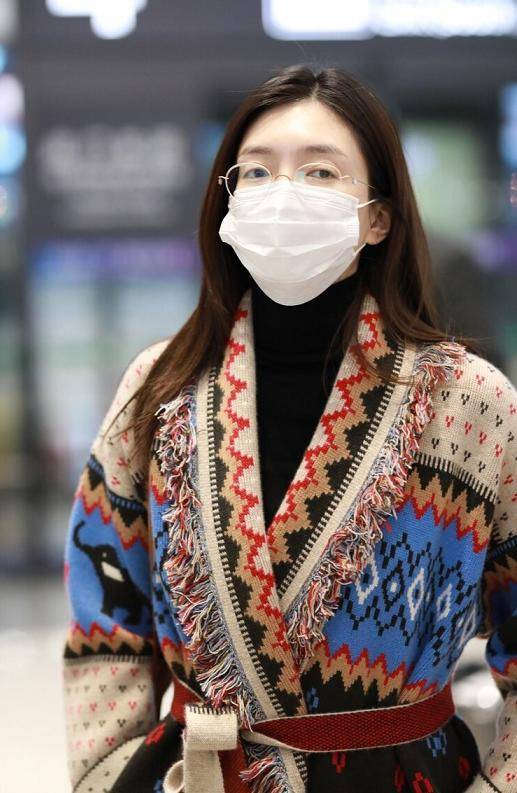 喇叭裤|江疏影又带“火”了印花开衫，搭配喇叭裤洋气时髦，复古范十足