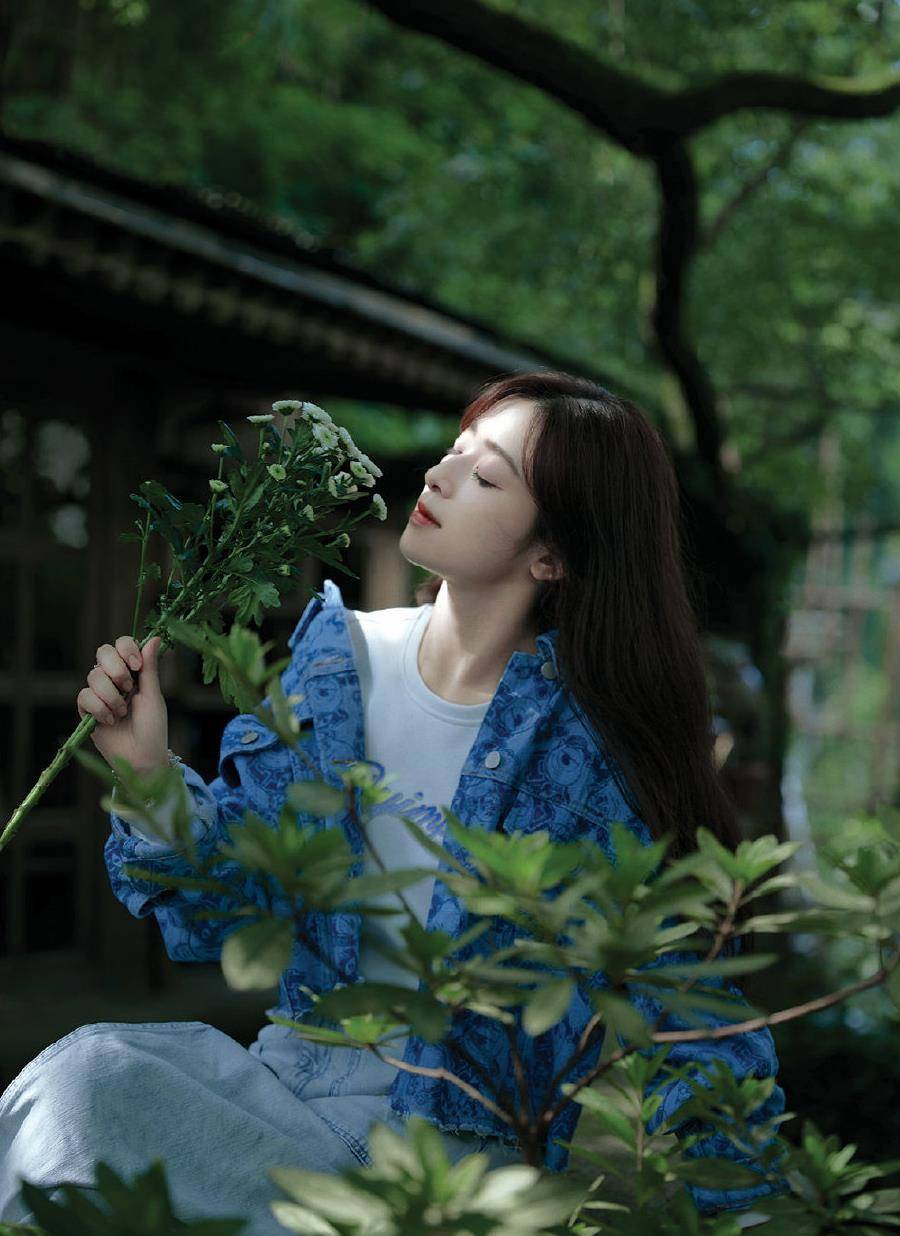 田园|张含韵气质开了挂，穿印花连衣裙配白色蕾丝袜，甜美得像小公主