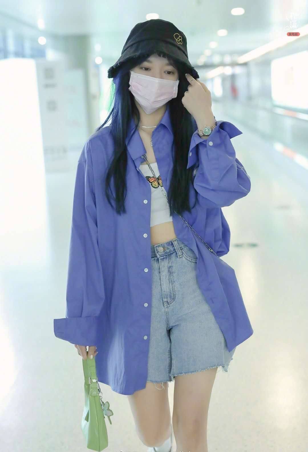 衬衣|程潇气质挺不错，穿“阿姨花衬衣”也不显俗气，拎16万鸟笼包真壕