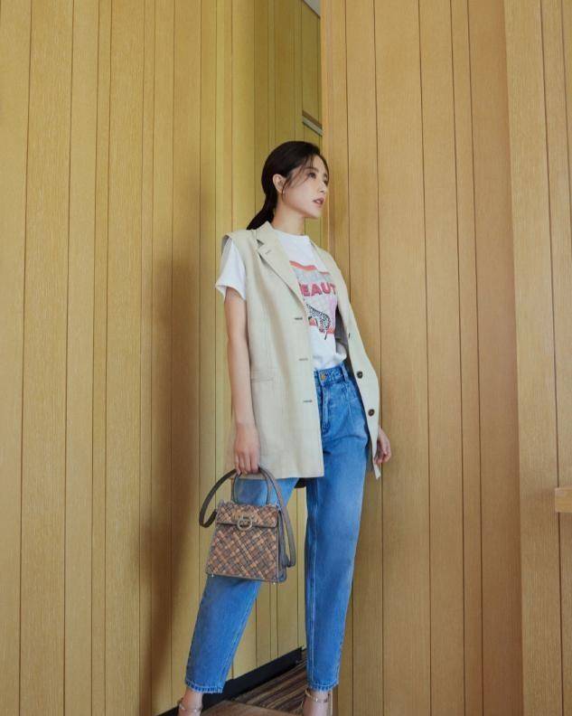 身材|被45岁曾黎惊艳到了！一袭金色束腰裙优雅知性，肤白腿长甜美了