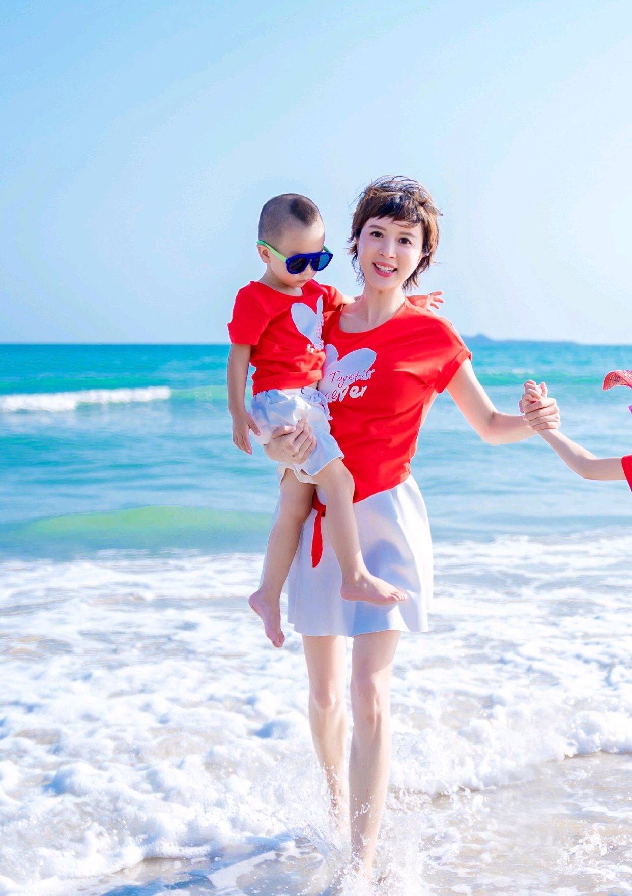 修而|金巧巧明明是阿姨年纪，却穿背心配超短裙走少女风，身材还真不错