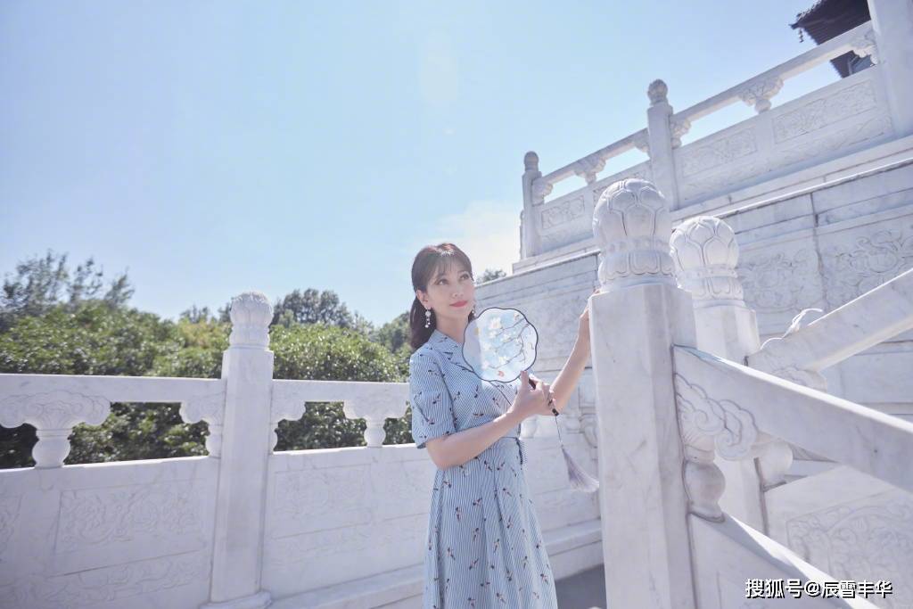 服装|赵雅芝就算老了也好时髦,一袭蓝色条纹印花裙配复古扇子,太美了