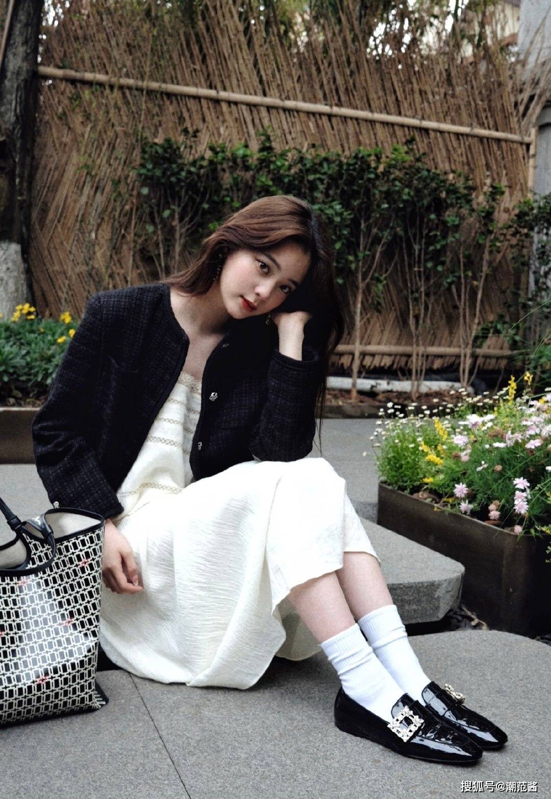 短裙|泡泡袖、小碎花烂大街？跟欧阳娜娜学不会撞衫款裙装穿搭术