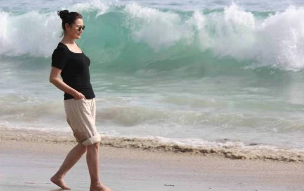 视觉|66岁姜黎黎也爱花裙子，配背心扎丸子头好优雅，不扮嫩如邻家奶奶