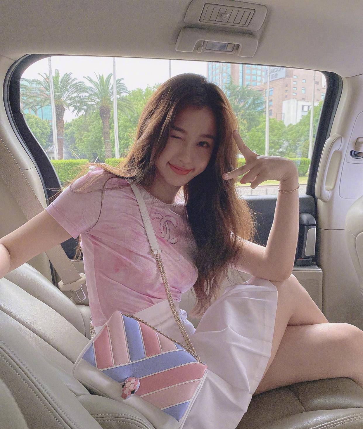 短裙|虞书欣林小宅海边看日出，穿JK短裙甜美十足，网友：都是漂亮姐姐