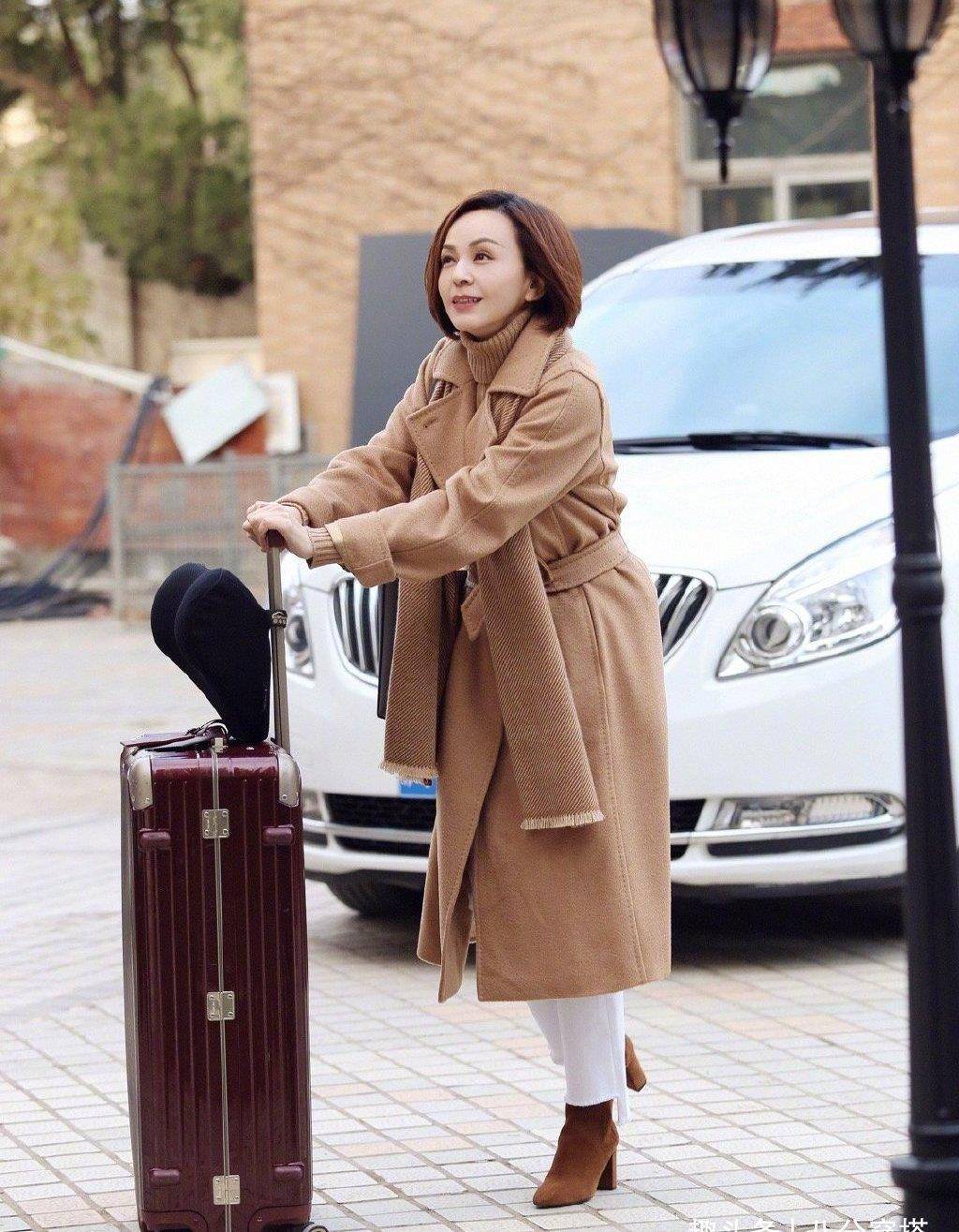 身材|王琳真会“扮嫩”,穿粉色收腰吊带裙甜美俏皮,少女感不输年轻人