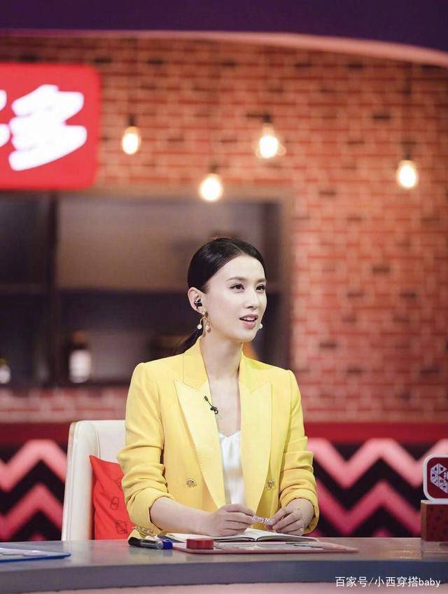 设计|黄圣依荧光黄西装造型A到爆，U型耳环好飒，一点也不像两个娃的妈