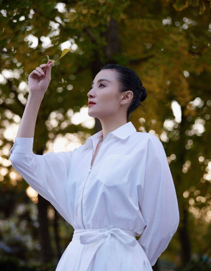 宋佳美|被宋佳美到了，两款连衣裙演绎两种风格，一般人学不来