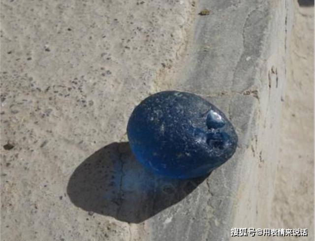 这种石头存在于非洲,外表色彩鲜艳,但却无人敢上前触碰