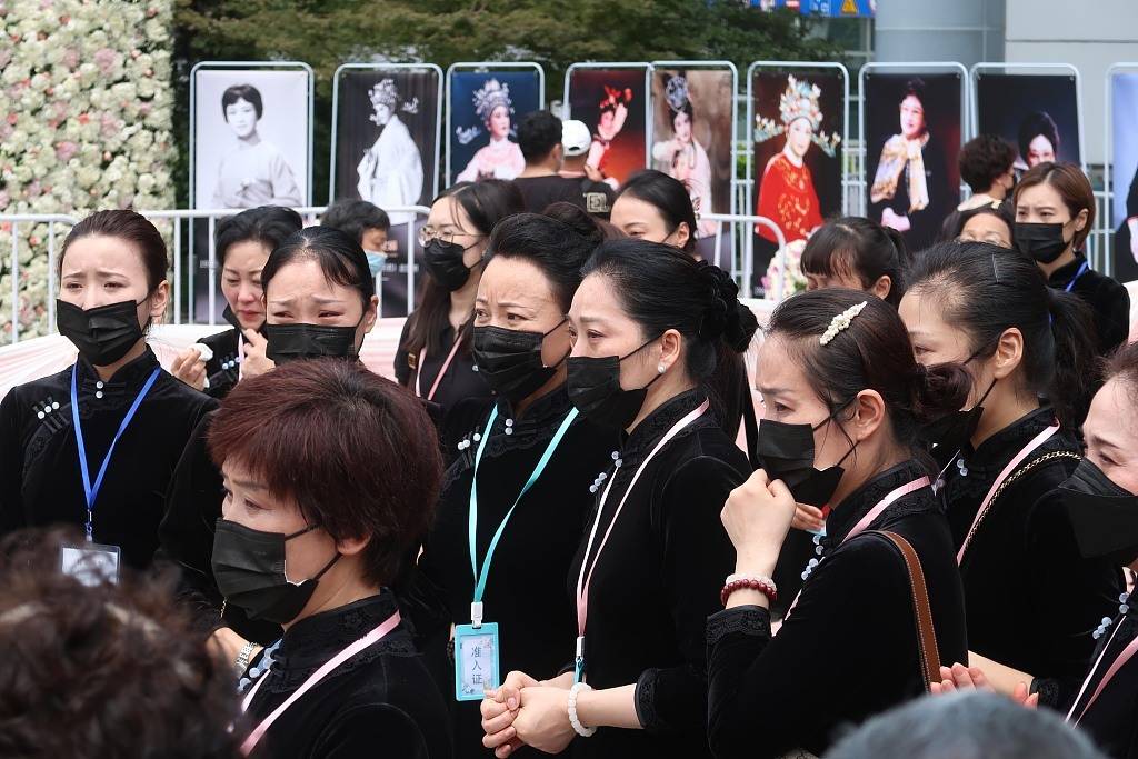 王文娟遗体告别仪式举行 民众自发前往送别"林妹妹"_越剧