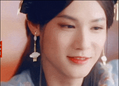 他的女装扮相比起男儿来多了几分娇憨,比起女儿来又多了几分英气.