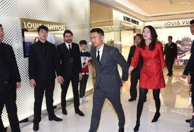 西装|林丹带老婆现身，穿格纹西装帅气如男模，谢杏芳穿一身红裙好登对